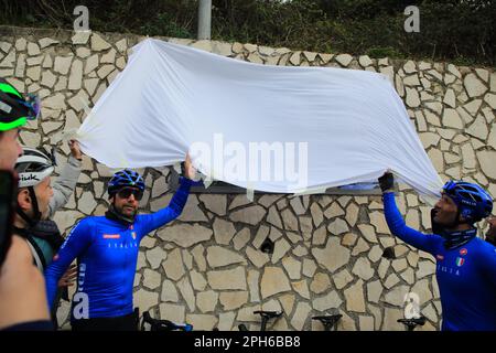 Tramonti, Salerno, Italia. 26th Mar, 2023. Tramonti, Salerno, Italia : 26 marzo 2023 : durante una gara di ciclista amatoriale tra la penisola sorrentina e la costiera amalfitana, in località Valico di Chiunzi è stata inaugurata una targa in memoria del grande ciclista di tutti i tempi Marco Pantani. Tre ciclisti professionisti, Gianni Bugno, Marco velo e Daniele Bennati, erano presenti alla gara e all'inaugurazione della targa. (Credit Image: © Pasquale Senatore/Pacific Press via ZUMA Press Wire) SOLO PER USO EDITORIALE! Non per USO commerciale! Foto Stock