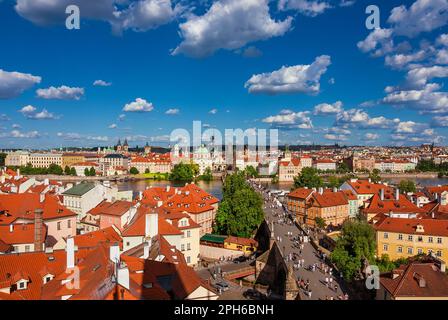 Centro storico di Praga bellissimo skyline con il Ponte Carlo e il fiume Moldava dalla Torre del Ponte Mala Strana Foto Stock