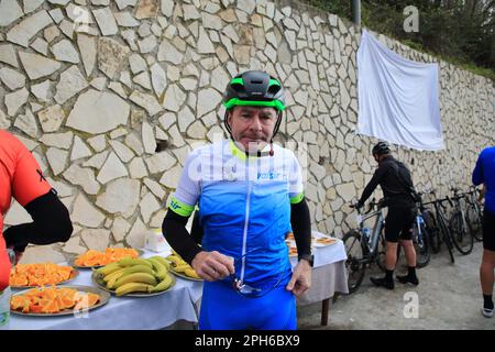 Tramonti, Salerno, Italia. 26th Mar, 2023. Tramonti, Salerno, Italia : 26 marzo 2023 :Gianni Bugno in immagini. Durante una gara di ciclista amatoriale tra la penisola sorrentina e la costiera amalfitana, in località Valico di Chiunzi è stata inaugurata una targa in memoria del grande ciclista di tutti i tempi Marco Pantani. Tre ciclisti professionisti, Gianni Bugno, Marco velo e Daniele Bennati, erano presenti alla gara e all'inaugurazione della targa. (Credit Image: © Pasquale Senatore/Pacific Press via ZUMA Press Wire) SOLO PER USO EDITORIALE! Non per USO commerciale! Foto Stock
