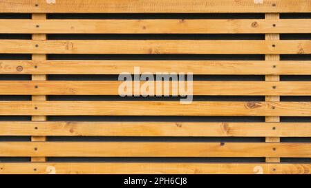 Barre di legno gialle fissate con fondo a vite Foto Stock