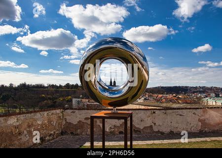 Praga, Repubblica Ceca - 21.03.2023 - sculture all'aperto di Lukas Rais al Bastion Garden chiamato Light Matter Shape and You. Foto Stock