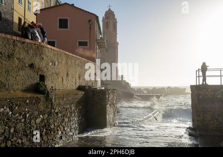 Forte ondate di mare che si infrangono su Tellaro, antico e piccolo borgo vicino a Lerici, nel Golfo della Spezia (Golfo dei Poeti) Liguria, Italia, Europa Foto Stock