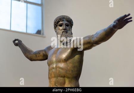 Atene - 7 maggio 2018: Statua in bronzo di Zeus o Poseidone nel Museo Archeologico di Atene, Grecia. Ha chiamato il Dio dal mare. Concetto di Ancient Gr Foto Stock