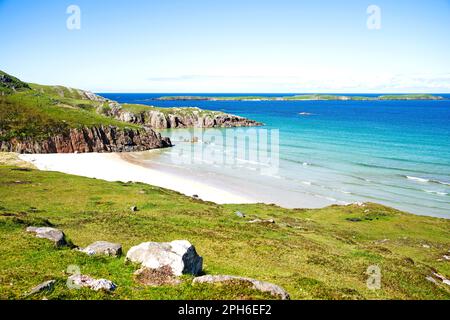 Bella spiaggia di sabbia bianca Traigh Allt Chailgeag vicino a Durness sulla North Coast 500 Route, Sutherland, Highlands scozzesi, Scozia UK. Foto Stock