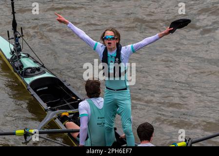 Chiswick Bridge, Chiswick, Londra, Regno Unito. 26th Mar, 2023. I vogatori di Cambridge celebrano la loro vittoria sul team Oxford nella gara di barche da uomo del 168th sul Tamigi dopo il traguardo a Mortlake prima del ponte Chiswick. Parrocchia di Cox Jasper Foto Stock