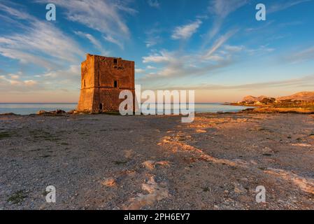 La torre saracena di Pozzillo al crepuscolo, in Sicilia Foto Stock