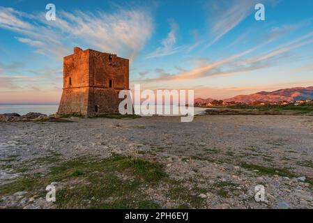 La torre saracena di Pozzillo al crepuscolo, in Sicilia Foto Stock