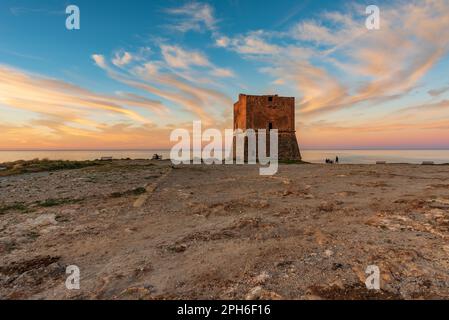 La torre saracena di Pozzillo al crepuscolo, in Sicilia Foto Stock