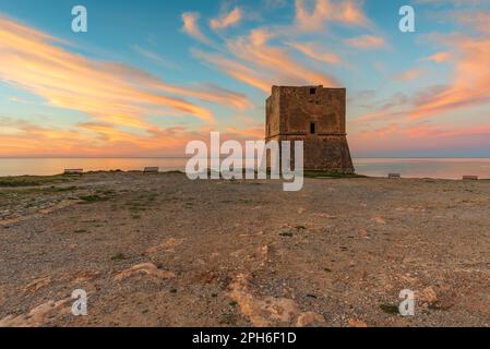 La torre saracena di Pozzillo al crepuscolo, in Sicilia Foto Stock