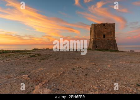 La torre saracena di Pozzillo al crepuscolo, in Sicilia Foto Stock