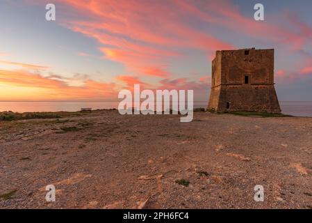 La torre saracena di Pozzillo al crepuscolo, in Sicilia Foto Stock