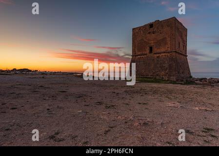 La torre saracena di Pozzillo al crepuscolo, in Sicilia Foto Stock