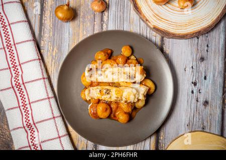 Tradizionale stifado greco con pesce merluzzo Foto Stock