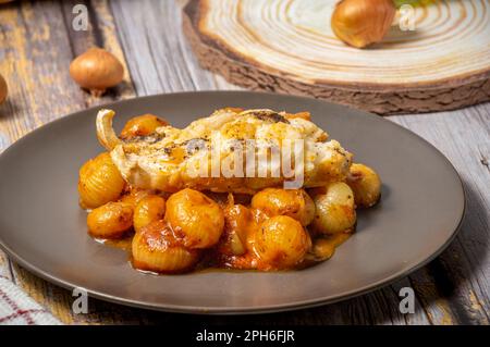 Tradizionale stifado greco con pesce merluzzo Foto Stock