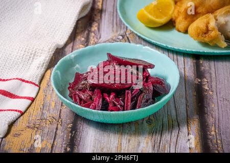 Insalata di barbabietole con aglio nel recipiente Foto Stock
