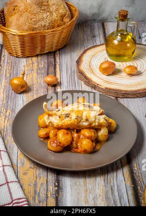 Tradizionale stifado greco con pesce merluzzo Foto Stock