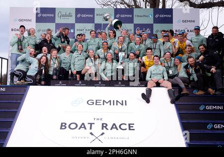 Gli equipaggi di Cambridge, uomini e donne, celebrano la vittoria dopo la gara 2023 di Women's Gemini Boat Race 77th sul Tamigi, Londra. Data immagine: Domenica 26 marzo 2023. Foto Stock