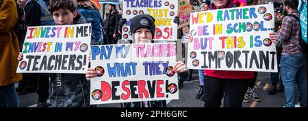 Londra, Regno Unito. 15th marzo, 2023. Insegnanti e bambini si allineano all'inizio della più grande protesta da quando sono iniziati gli scioperi. La protesta del Budget Day nel centro di Londra. Migliaia di persone hanno marciato per le strade verso Trafalgar Square, tra cui insegnanti, medici in formazione e funzionari pubblici, tutti in battuta per una retribuzione migliore e migliori condizioni di lavoro. In totale circa mezzo milione di lavoratori del settore pubblico in tutto il paese hanno superato la retribuzione. Foto Stock