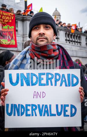 Londra, Regno Unito. 15th marzo, 2023. Medico junior maschile protestante per il più grande demo da quando gli scioperi sono iniziati. La protesta del Budget Day nel centro di Londra. Migliaia di persone hanno marciato per le strade verso Trafalgar Square, tra cui insegnanti, medici in formazione e funzionari pubblici, tutti in battuta per una retribuzione migliore e migliori condizioni di lavoro. In totale circa mezzo milione di lavoratori del settore pubblico in tutto il paese hanno superato la retribuzione. Foto Stock