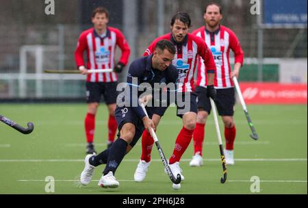 Bruxelles, Belgio. 26th Mar, 2023. Tomas Domene di Oree combatte per la palla durante una partita di hockey tra Royal Oree HC e Royal Leopold Club, domenica 26 marzo 2023 a Bruxelles, il 11° giorno della stagione 2022-2023 della Lega di hockey maschile belga. BELGA PHOTO VIRGINIE LEFOUR Credit: Agenzia Notizie Belga/Alamy Live News Foto Stock