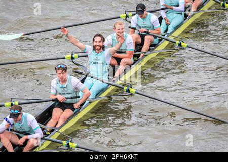 Londra, Regno Unito. 26th Mar, 2023. SEB Benzecry alza le braccia per festeggiare. The Men's Race - Cambridge vince di nuovo, dopo la vittoria precedente nella Women's Race. È in corso la gara annuale tra equipaggi dell'Università di Oxford e dell'Università di Cambridge. Oggi si estende per 185 anni di rivalità e tradizione tra le due università, su un campo da Campionato che si estende per oltre 4,25 miglia lungo il Tamigi a Londra Ovest tra Putney e Mortlake. Credit: Imageplotter/Alamy Live News Foto Stock