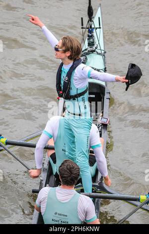 Londra, Regno Unito. 26th Mar, 2023. Cambridge Cox Jasper Parish alza le braccia per celebrare la vittoria. The Men's Race - Cambridge vince di nuovo, dopo la vittoria precedente nella Women's Race. È in corso la gara annuale tra equipaggi dell'Università di Oxford e dell'Università di Cambridge. Oggi si estende per 185 anni di rivalità e tradizione tra le due università, su un campo da Campionato che si estende per oltre 4,25 miglia lungo il Tamigi a Londra Ovest tra Putney e Mortlake. Credit: Imageplotter/Alamy Live News Foto Stock