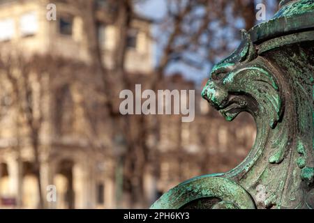 Testa di leone di bronzo, particolare di una fontana pubblica nei Giardini di Lussemburgo, a Parigi, Francia, Europa. Foto Stock