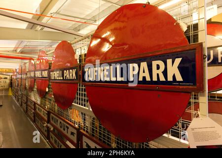 Indicazioni per la stazione della metropolitana di Londra Foto Stock