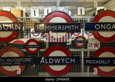 Indicazioni per la stazione della metropolitana di Londra Foto Stock