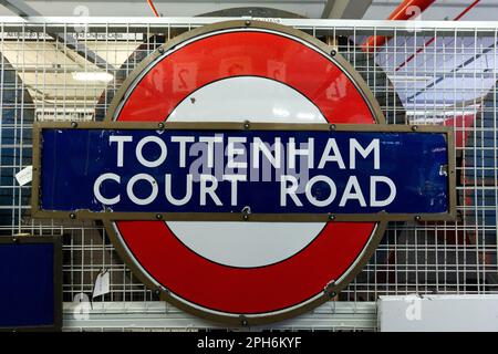 Indicazioni per la stazione della metropolitana di Londra Foto Stock