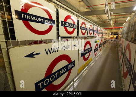 Indicazioni per la stazione della metropolitana di Londra Foto Stock