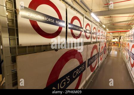 Indicazioni per la stazione della metropolitana di Londra Foto Stock