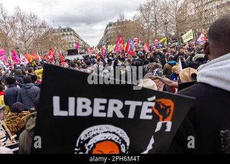 Parigi, Francia. 25th Mar, 2023. Una folla di manifestanti tiene bandiere e striscioni che esprimono la loro opinione durante una manifestazione contro la legge di Darmanin. Migliaia di migranti francesi e non documentati hanno marciato contro il disegno di legge del ministro degli interni francese Gerald Darmanin, che intende limitare ulteriormente il diritto di asilo, di precarietà e di criminalizzazione degli immigrati e aumentare la quota di manodopera che può essere costretta a lavorare e deportata a volontà. (Foto di Telmo Pinto/SOPA Images/Sipa USA) Credit: Sipa USA/Alamy Live News Foto Stock