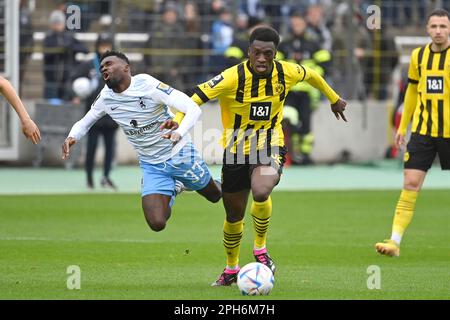 Monaco di Baviera GRUENWALDER STADION. 26th Mar, 2023. Abdoulaye KAMARA (BVB), azione, duelli contro Joseph BOYAMBA (Monaco di Baviera 1860), fallo. Football 3rd League, 29th matchday TSV Monaco di Baviera 1860 -Borussia Dortmund II 1-4 il 26th marzo 2023 a Monaco di Baviera GRUENWALDER STADION. LE NORMATIVE DFL VIETANO QUALSIASI USO DI FOTOGRAFIE COME SEQUENZE DI IMMAGINI E/O QUASI-VIDEO. ? Credit: dpa/Alamy Live News Foto Stock