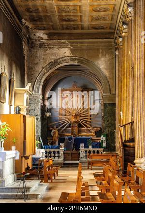 Nizza, Francia - 5 agosto 2022: Navata cappella di nostra Signora del Porto Chiesa Eglise Notre Dame du Port nel porto storico di Nizza e yacht marina quartiere Foto Stock