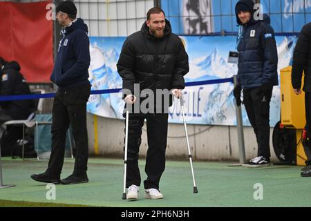 Monaco di Baviera GRUENWALDER STADION. 26th Mar, 2023. Il ferito Tim Rieder (Monaco di Baviera 1860) hobba con stampelle. Football 3rd League, 29th matchday TSV Monaco di Baviera 1860 -Borussia Dortmund II 1-4 il 26th marzo 2023 a Monaco di Baviera GRUENWALDER STADION. LE NORMATIVE DFL VIETANO QUALSIASI USO DI FOTOGRAFIE COME SEQUENZE DI IMMAGINI E/O QUASI-VIDEO. ? Credit: dpa/Alamy Live News Foto Stock