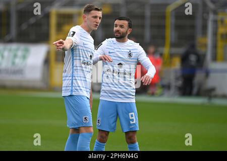 Monaco di Baviera GRUENWALDER STADION. 26th Mar, 2023. Da sinistra: Meris SKENDEROVIC (Monaco 1860), Albion VRENEZI (Monaco 1860), gesto, istruzioni, azione, campionato di calcio 3rd, 29th° giorno della festa TSV Monaco di Baviera 1860 -Borussia Dortmund II 1-4 il 26th marzo 2023 a Monaco di Baviera GRUENWALDER STADION. LE NORMATIVE DFL VIETANO QUALSIASI USO DI FOTOGRAFIE COME SEQUENZE DI IMMAGINI E/O QUASI-VIDEO. ? Credit: dpa/Alamy Live News Foto Stock