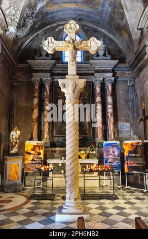 Nizza, Francia - 7 agosto 2022: Navata cappella di Eglise Sainte Marie des Anges St. Chiesa di Maria degli Angeli del Monastero dei Francescani nel distretto di Cimiez Foto Stock