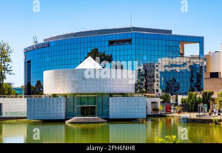 Nizza, Francia - 30 luglio 2022: Museo di Arte Asiatica modernista, Musee des Arts Asiatiques all'interno del Phoenix Park nel quartiere degli affari Ouest Grand Arenas Foto Stock