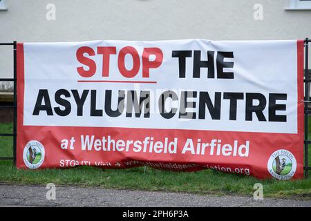 Braintree, Regno Unito. 26th Mar, 2023. 26th marzo 2023, Un banner che dice "Stop the Asylum Centre" a Wethersfield, Braintree, Essex, MDP Wethersfield, un'ex base RAF, sta parlando per diventare alloggio per i richiedenti asilo. Ci sono state notizie del governo di iniziare a utilizzare le basi dell'esercito e i traghetti disutilizzati per ospitare i migranti. Credit: Lucy North/Alamy Live News Foto Stock