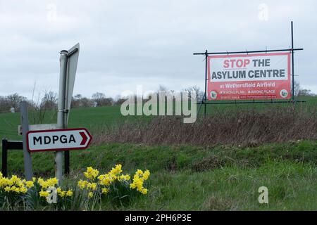 Braintree, Regno Unito. 26th Mar, 2023. 26th marzo 2023, Un banner che dice "Stop the Asylum Centre" a Wethersfield, Braintree, Essex, MDP Wethersfield, un'ex base RAF, sta parlando per diventare alloggio per i richiedenti asilo. Ci sono state notizie del governo di iniziare a utilizzare le basi dell'esercito e i traghetti disutilizzati per ospitare i migranti. Credit: Lucy North/Alamy Live News Foto Stock