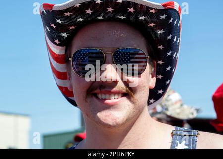 Waco, Texas, Stati Uniti. 25th Mar, 2023. Un giovane sostenitore di Donald Trump si pone per un ritratto mentre attende in coda per entrare nel primo rally della campagna elettorale presidenziale del 2024 presso l'aeroporto regionale di Waco Texas. (Credit Image: © Jaime Carrero/ZUMA Press Wire) SOLO PER USO EDITORIALE! Non per USO commerciale! Foto Stock