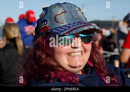 Waco, Texas, Stati Uniti. 25th Mar, 2023. Una giovane sostenitrice Trump si pone per un ritratto mentre attende in fila per entrare nel primo raduno della Campagna Presidenziale di Donald Trump all'Aeroporto Regionale di Waco a Waco, Texas. (Credit Image: © Jaime Carrero/ZUMA Press Wire) SOLO PER USO EDITORIALE! Non per USO commerciale! Foto Stock