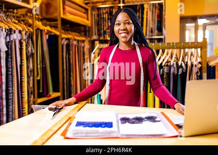 autentica etnia africa america sellerwoman che lavora in negozio Foto Stock