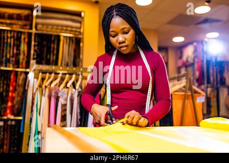 autentica etnia africa america sellerwoman che lavora in negozio Foto Stock