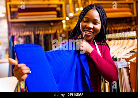 autentica etnia africa america sellerwoman che lavora in negozio Foto Stock