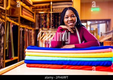 autentica etnia africa america sellerwoman che lavora in negozio Foto Stock