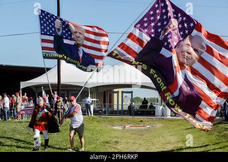 Waco, Texas, Stati Uniti. 25th Mar, 2023. Due sostenitori dell'ex presidente Donald Trump portano grandi striscioni prima che la folla sia stata ammessa nei terreni dell'aeroporto regionale di Waco in Texas. Ha segnato il primo raduno della campagna elettorale dell'ex presidente per le elezioni presidenziali del 2024. (Credit Image: © Jaime Carrero/ZUMA Press Wire) SOLO PER USO EDITORIALE! Non per USO commerciale! Foto Stock