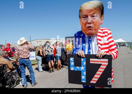 Waco, Texas, Stati Uniti. 25th Mar, 2023. Un uomo che indossa una maschera Trump con un segno con un 47 che raffigura una vittoria di Trump si trova accanto a una fila di sostenitori in attesa di entrare durante la prima campagna elettorale di Trump delle elezioni presidenziali del 2024 presso l'aeroporto regionale di Waco a Waco, Texas. (Credit Image: © Jaime Carrero/ZUMA Press Wire) SOLO PER USO EDITORIALE! Non per USO commerciale! Foto Stock