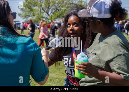 Waco, Texas, Stati Uniti. 25th Mar, 2023. Due sostenitori afro-americani di Donald Trump sono visti come intervistati da un gruppo di media conservatori durante il primo raduno della campagna presidenziale di Trump del 2024 all'aeroporto regionale di Waco a Waco, Texas. (Credit Image: © Jaime Carrero/ZUMA Press Wire) SOLO PER USO EDITORIALE! Non per USO commerciale! Foto Stock